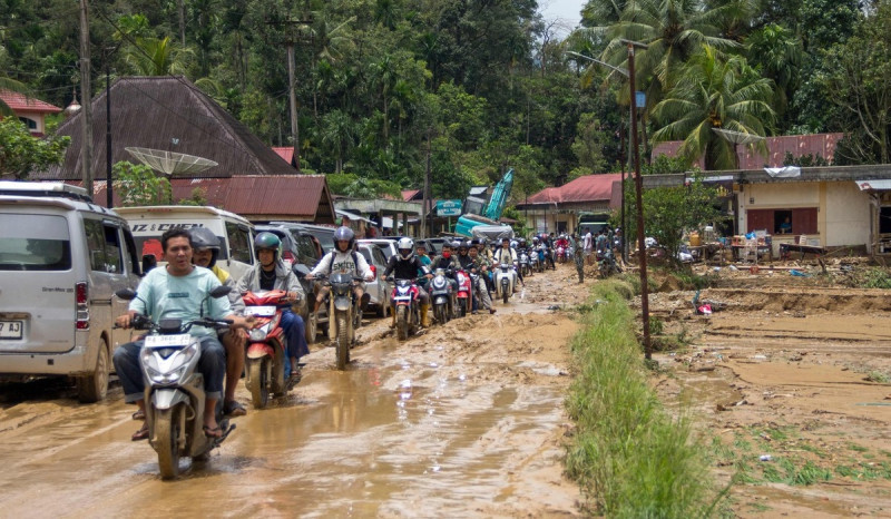 Anies Baswedan Kunjungi dan Serahkan Bantuan Sembako pada Korban Banjir Sumbar