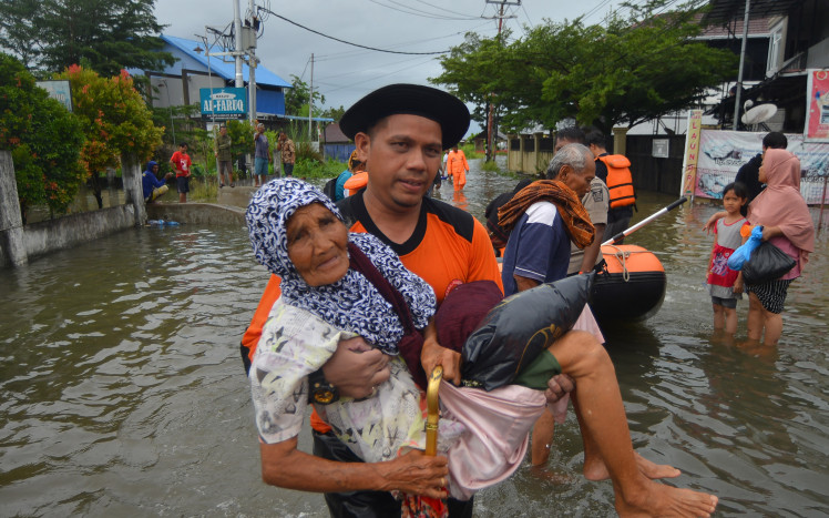 Kementerian PUPR Salurkan Air Bersih kepada Korban Banjir Sumatra Barat