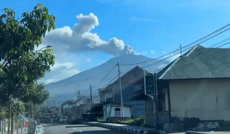 Gunung Marapi Kembali Keluarkan Abu Vulkanik, Status Naik Jadi Siaga