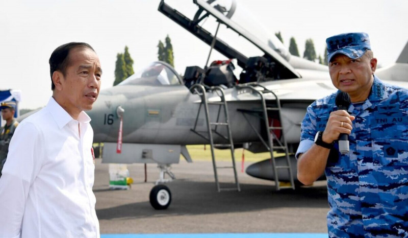 Ditemani Prabowo, Presiden Jokowi Tinjau Alutsista di Pangkalan TNI AU Iswahjudi Jatim