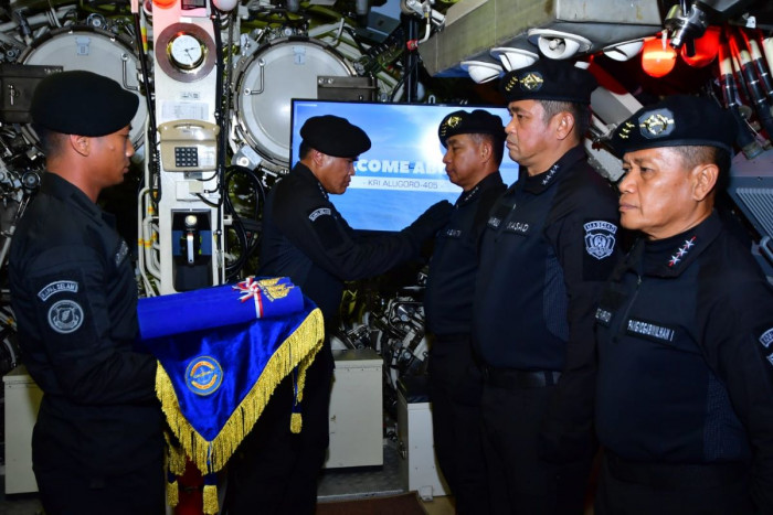 Panglima TNI Agus Subiyanto Terima Brevet Kehormatan Hiu Kencana
