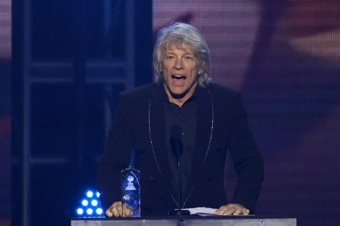 Jon Bon Jovi Kenang Perjalanan Bersejarah ke Uni Soviet sambil Menjaga Manajernya
