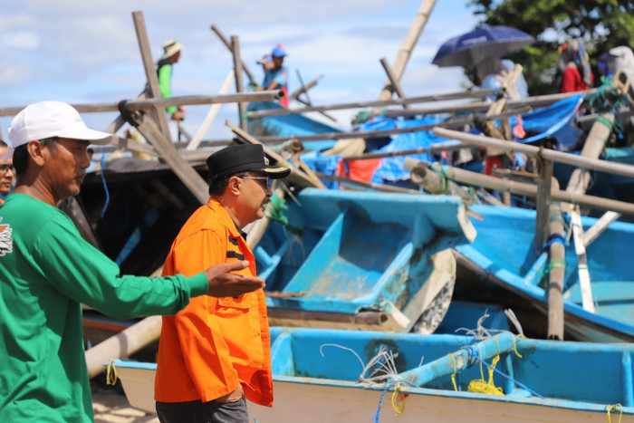 Pemkab Garut Bantu Nelayan Rancabuaya yang Terdampak Bencana Rob