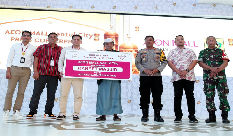 Aeon Mall Sentul City Sumbangkan 100 Meter Karpet Masjid