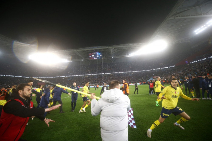 Kerusuhan Terjadi Setelah Pertandingan Trabzonspor vs Fenerbahce di Liga Turki