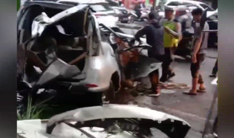 Mobil Angkut Lima Orang Tabrak Pohon di Palembang, Satu Tewas