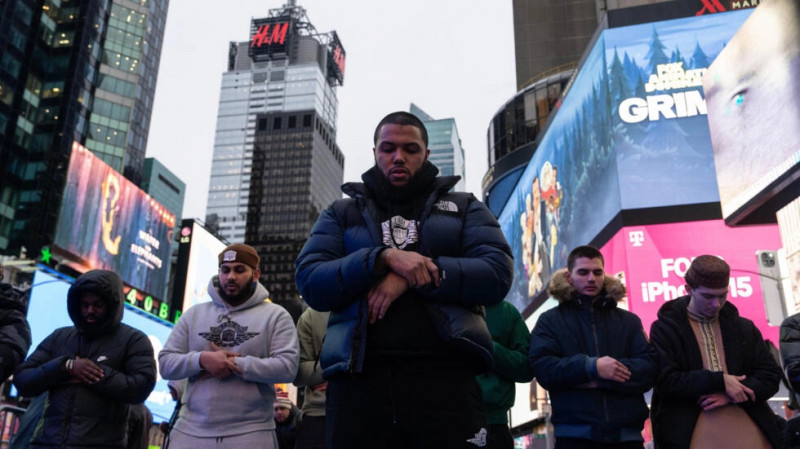 Umat ​​Muslim di AS Gelar Salat Tarawih di Alun-alun Kota New York 