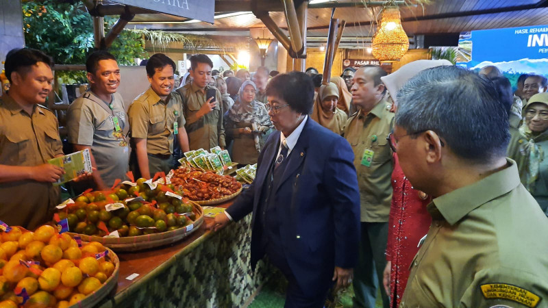 Buka Pasar RHL, Menteri LHK Siti Jelaskan Pentingnya Bercocok Tanam