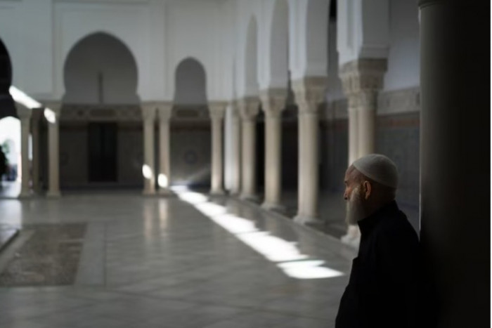 Bacaan Niat Salat Tarawih dan Witir Sendiri di Rumah