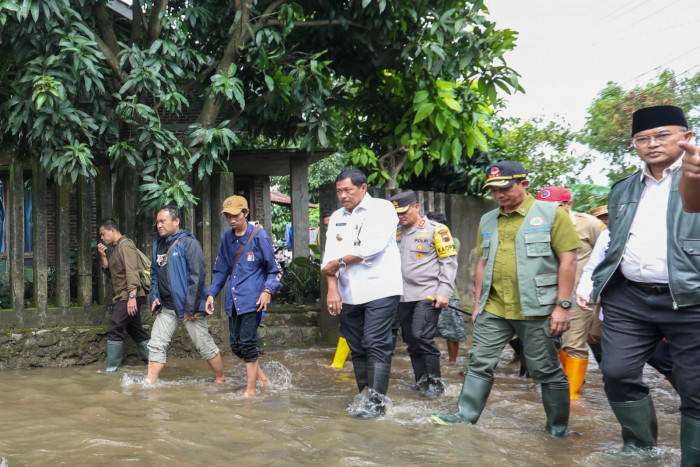 Tinjau Langsung Banjir Jepara dan Demak, Pj Gubernur Jateng Minta Evaluasi Tanggul Sungai