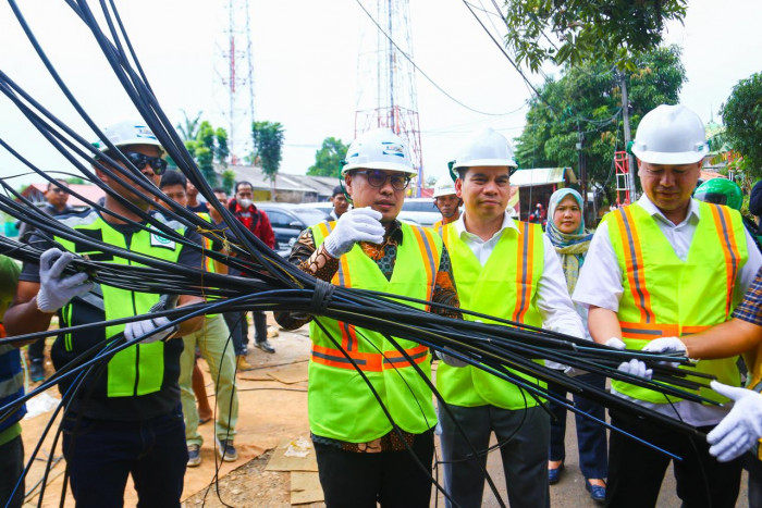 Wakil Wali Kota Tangsel Gunting Kabel Fiber Optik yang Semrawut 