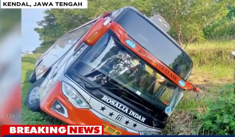 Polisi Cek Kesehatan Sopir Bus Rosalia Indah yang Kecelakaan di Tol Batang