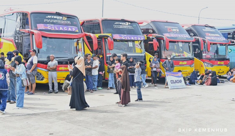 Menhub Lepas Keberangkatan Penumpang Mudik Gratis dengan Bus dari Depok