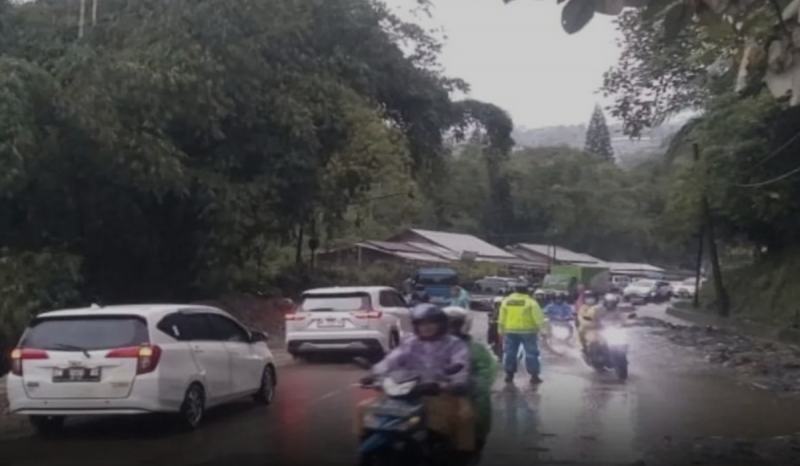 Banjir Lahar Dingin Kembali Gentayangan di Kelok Hantu, Jalan Padang Panjang - Bukittinggi Tersendat