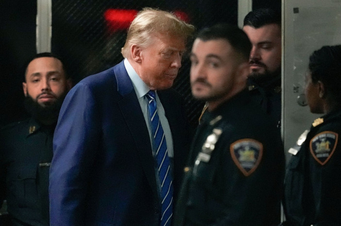 Donald Trump Terbelenggu di Ruang Sidang New York