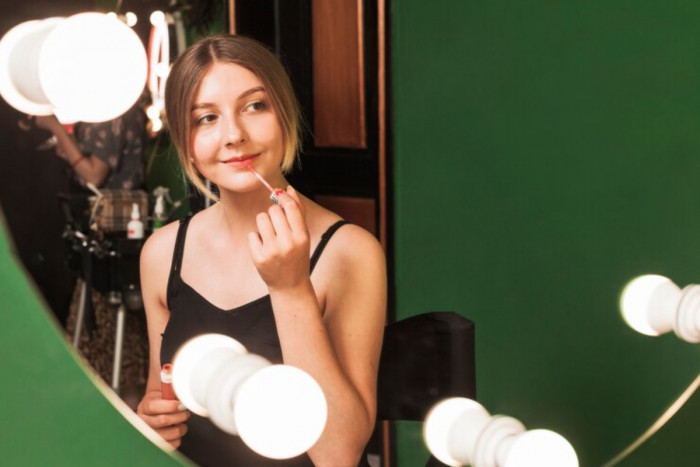 7 Cara Makeup Wisuda untuk Pemula, Tampil Cantik Natural di Acara Penting