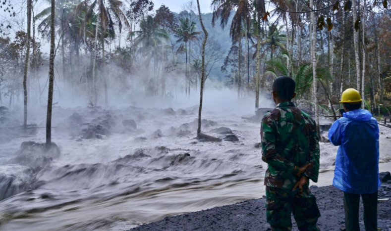 Mensos Tri Rismaharini Janji Pasang Alarm Siaga Bencana di Gunung Semeru