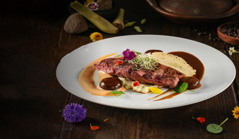Berkolaborasi dengan Kemenparekraf, Steak Hotel by Holycow! Luncurkan Wagyu Rawon Steak