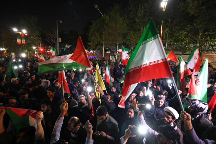 Ribuan orang Berkumpul di Iran Dukung Serangan terhadap Israel