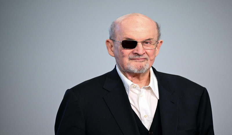 Salman Rushdie akan Rilis Buku tentang Penusukan yang Dialaminya