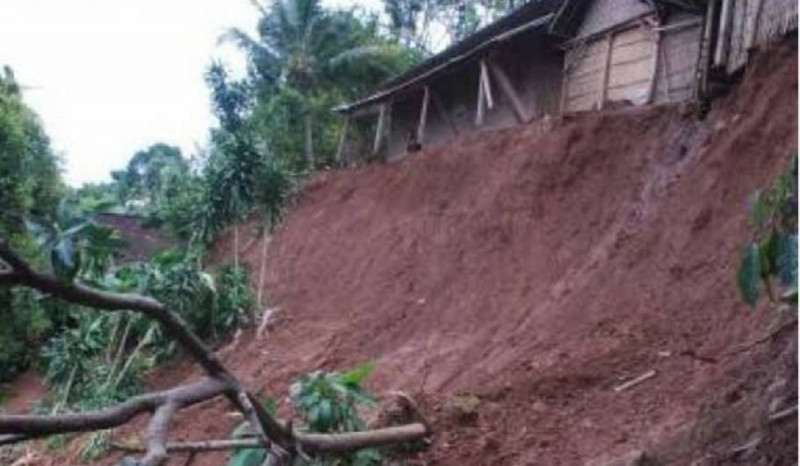 Usai Hujan Deras di Depok Akibatkan Puluhan Turap Penahan Tebing Longsor