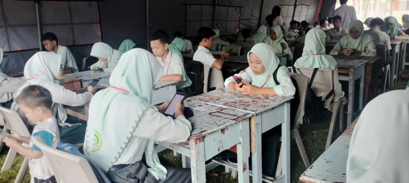 Trauma Gempa, 36 Siswa MTs di Bawean Ujian Akhir di Tenda Pengungsian
