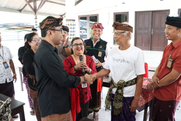 Wali Kota Denpasar Berikan Program Jaminan Sosial dan Alat Bantu Dengar pada Nelayan Denpasar