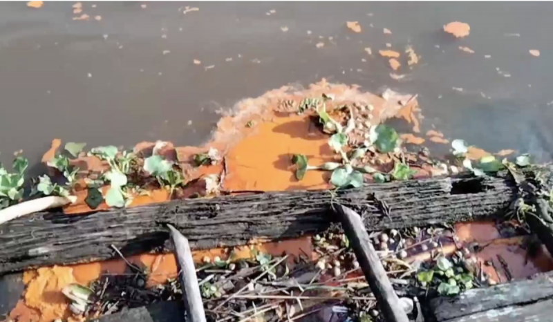 Tumpahan Minyak CPO di Sungai Cempaga Mengganggu Aktivitas Warga