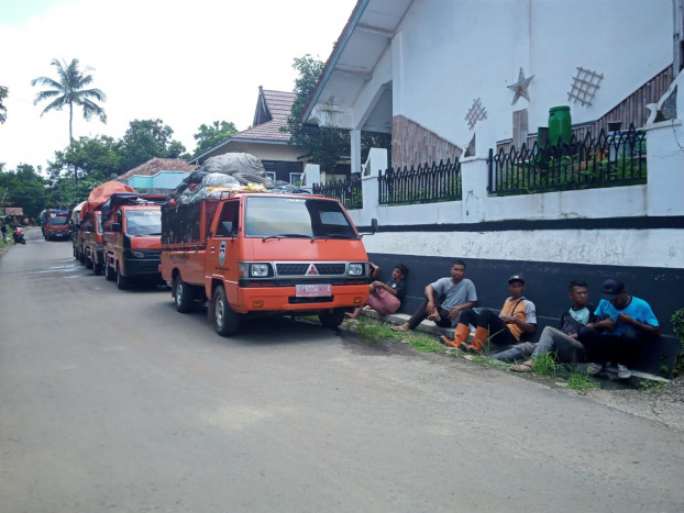 Warga Blokade Pembuangan Sampah ke TPA Cikolotok Purwakarta