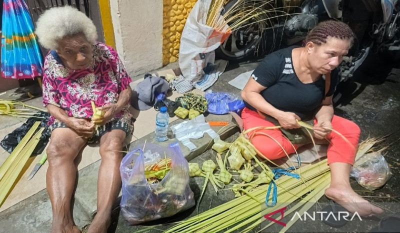 Jelang Idul Fitri, Mama-Mama Papua Berjualan Ketupat