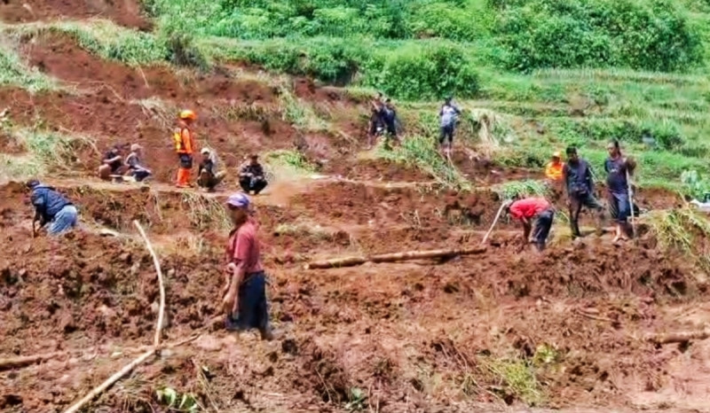 Tim SAR Gabungan Cari Korban Tanah Longsor di Padalarang Bandung Barat