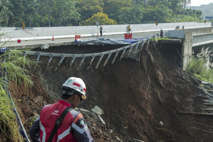 Longsor Tol Bocimi, Polri Akan Keluarkan Kendaraan dari Jakarta-Sukabumi di Tol Cigombong