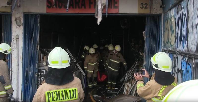 7 Jenazah Korban Kebakaran Toko Bingkai di Mampang Berhasil Dievakuasi