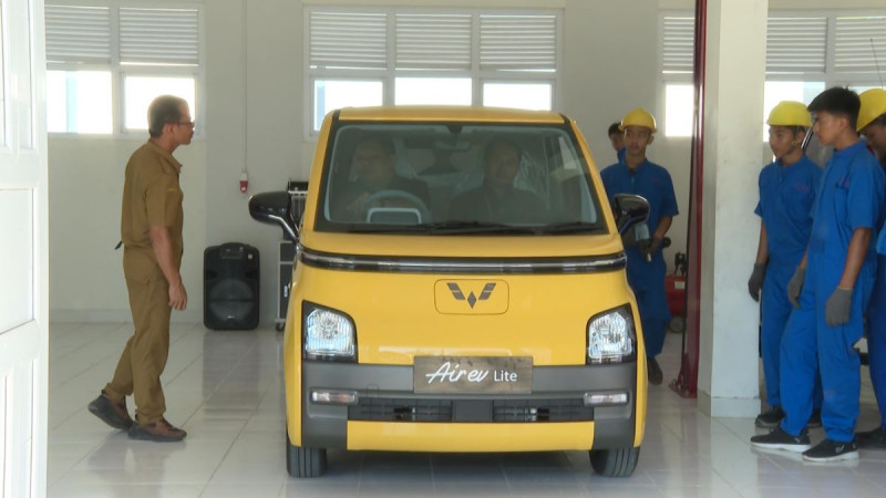 Tepati Janji, Presiden Jokowi Berikan Mobil Listrik kepada SMKN 1 Rangas Mamuju