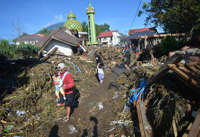 BNPB Ledakkan Batuan Material Sisa Banjir Lahar Gunung Marapi di Sumbar