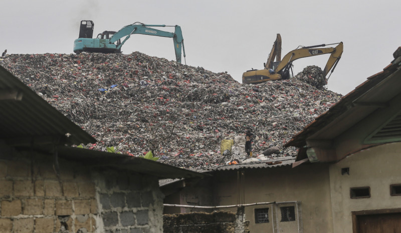 30 Meter Gunung Sampah TPA Cipayung Depok Terbelah, Layanan Pengiriman Sampah Sementara Dihentikan