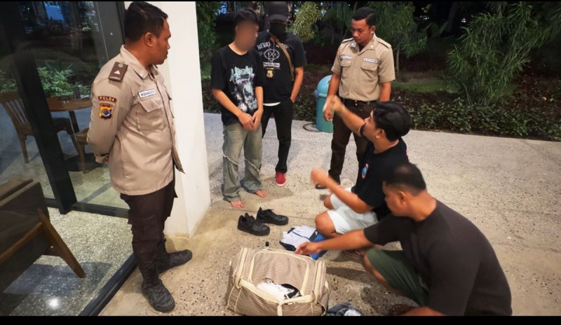 Ditresnarkoba Polda NTT Tangkap Pemuda Pengedar Narkoba di Labuan Bajo