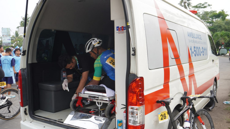 Ambulans Siloam Hospitals Cirebon Kawal Peserta Cycling De Jabar III