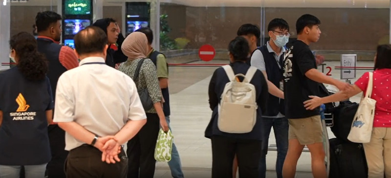 Penumpang dan Kru Pesawat Singapore Airlines Tiba di Bandara Changi 
