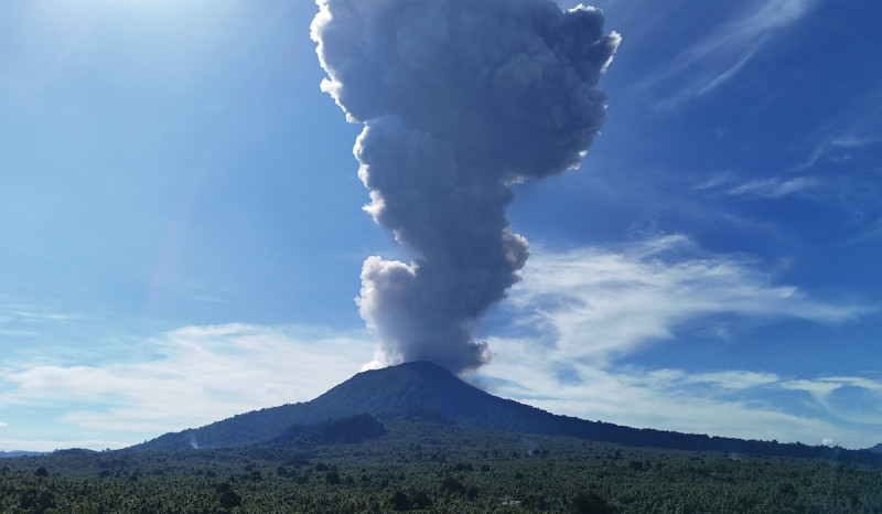 Gunung Ibu di Maluku Utara Naik Level Status dari Siaga ke Awas