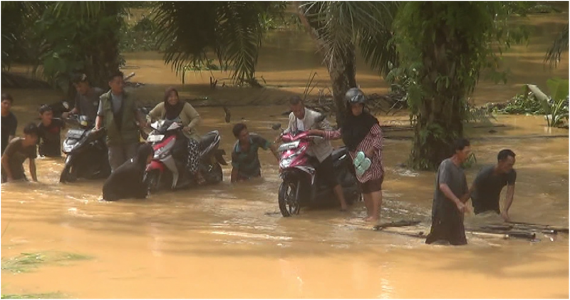 Mobil Pengantin Terjebak Banjir Sungai Makut, Akad Nikah Tertunda