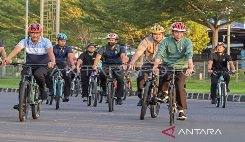  Jokowi Bersepeda Pagi Keliling Kota Mataram