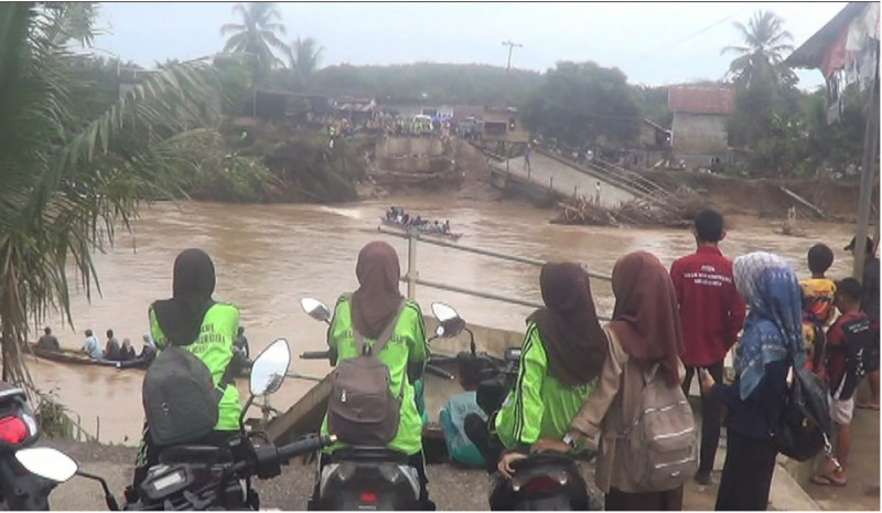 Jembatan Putus Diterjang Banjir, Warga Desa Terisolasi di Musirawas Utara