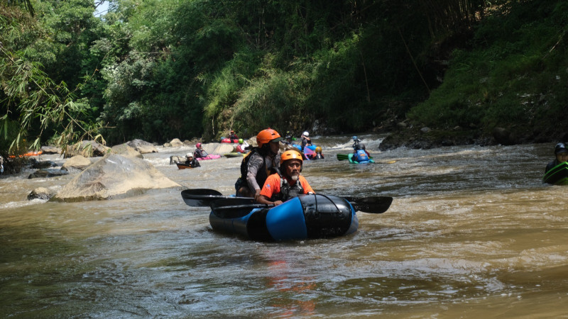 Pegiat Arung Jeram Berkegiatan di Sungai Cimanuk Garut