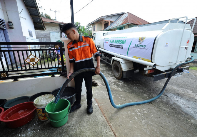 Bantu Korban Banjir Sumbar, Baznas Lakukan Aksi Resik dan Distribusi Air Bersih