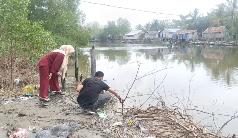Ribuan Ekor Ikan Mengambang dan Mati di Sungai Padang Batubara Sumut