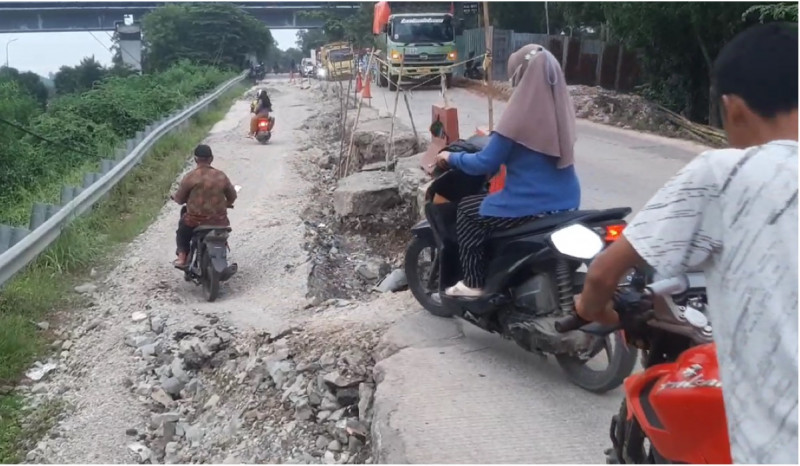 Jalan Penghubung Tol Japek II dan Kereta Cepat di Karawang Ambles