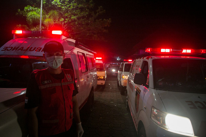 6 Ambulans Dikerahkan Bantu Evakuasi Korban Kecelakaan Bus di Subang