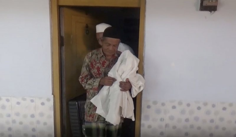 Menabung 57 Tahun, Tukang Tambal Ban Ini Berangkat Haji ke Tanah Suci