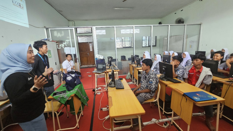 Hardiknas, PLN Icon Plus Goes to School Digelar Serentak di Indonesia